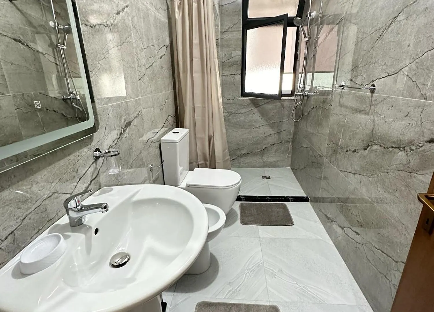 Flat In Tirana - Top Location Lägenhet